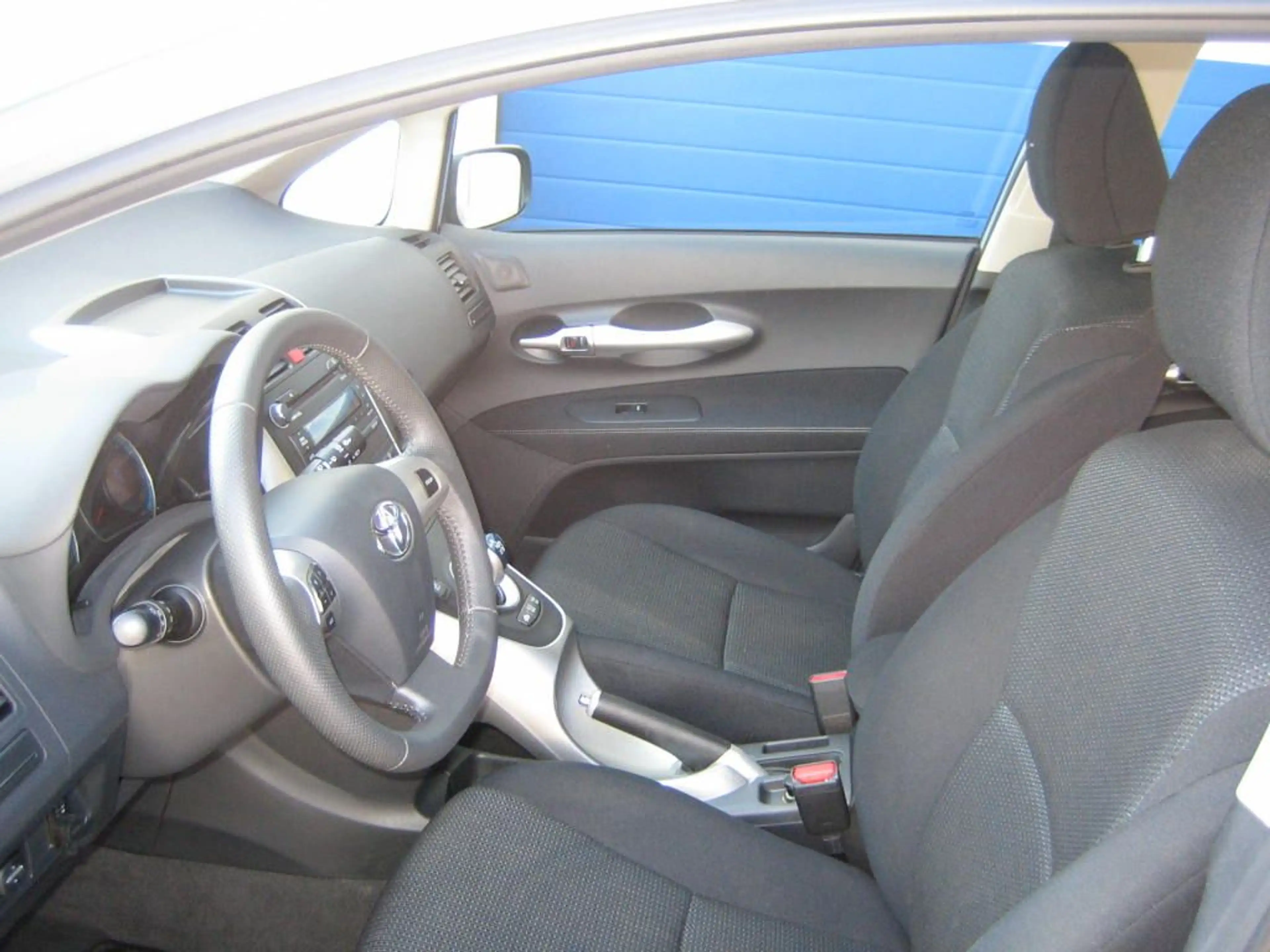 Toyota Auris Hybrid Life — photo 9