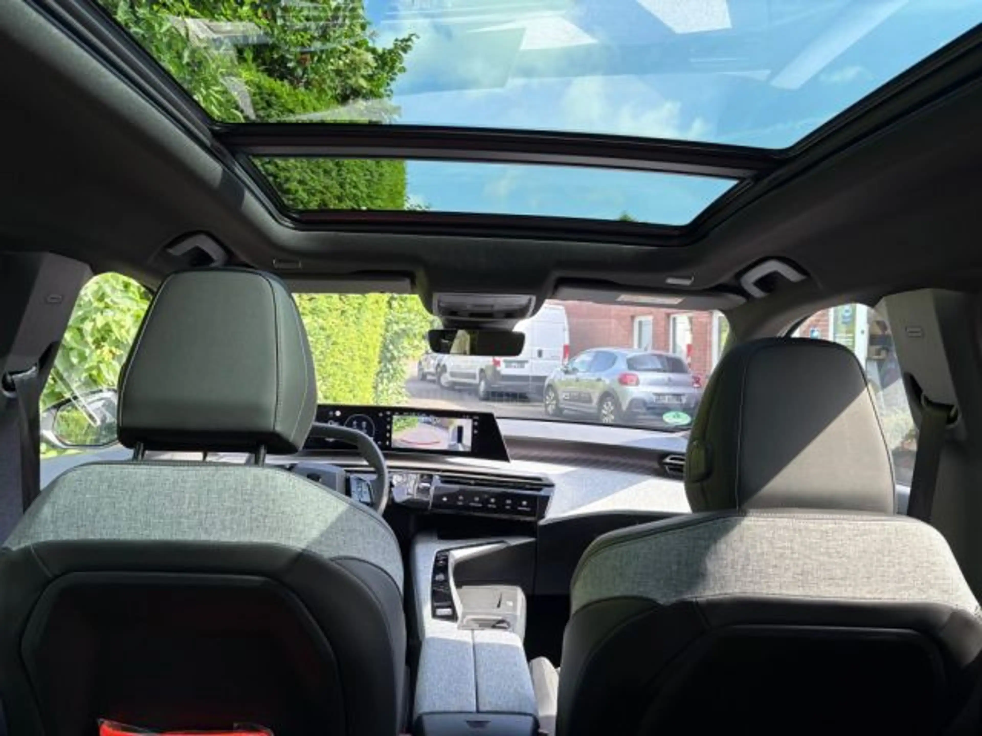 Peugeot 5008 Hybrid 145 e-DSC6 GT — photo 14