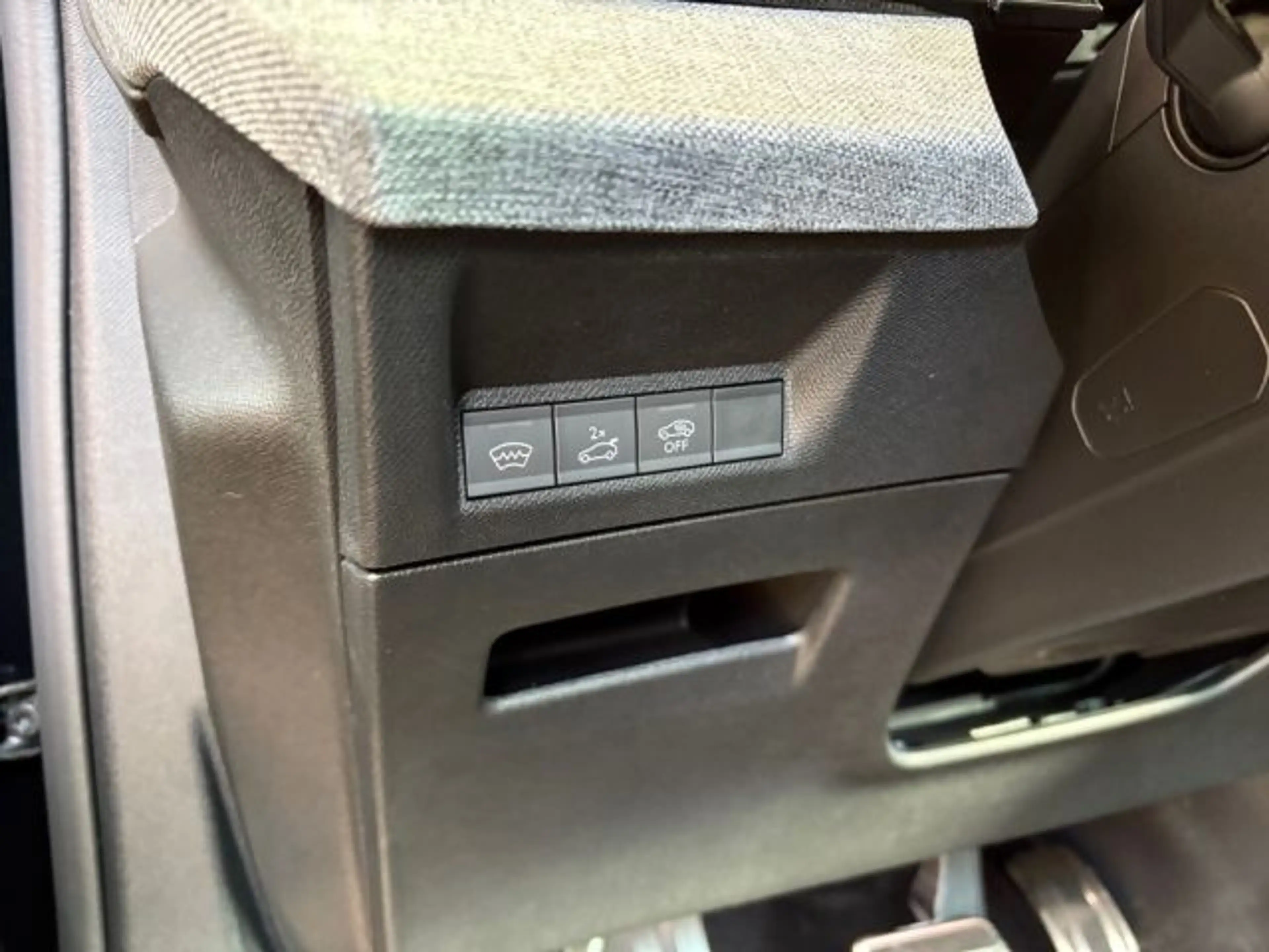 Peugeot 5008 Hybrid 145 e-DSC6 GT — photo 10
