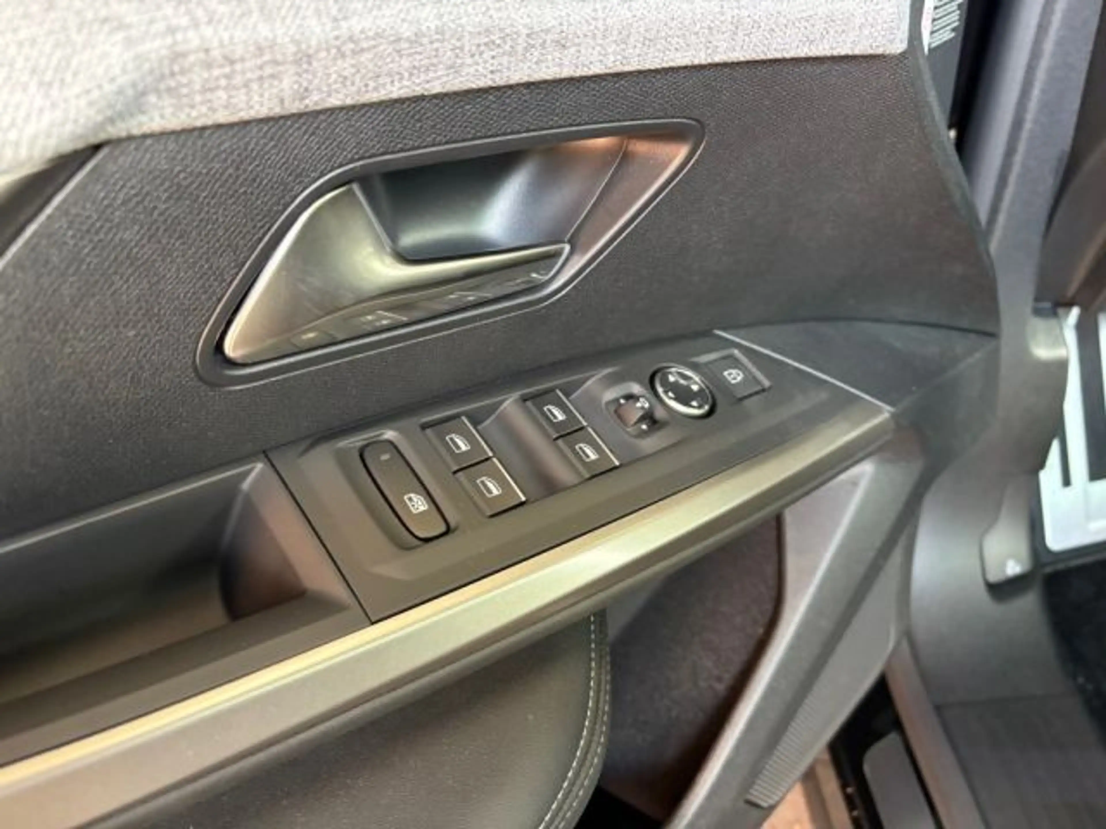 Peugeot 5008 Hybrid 145 e-DSC6 GT — photo 8