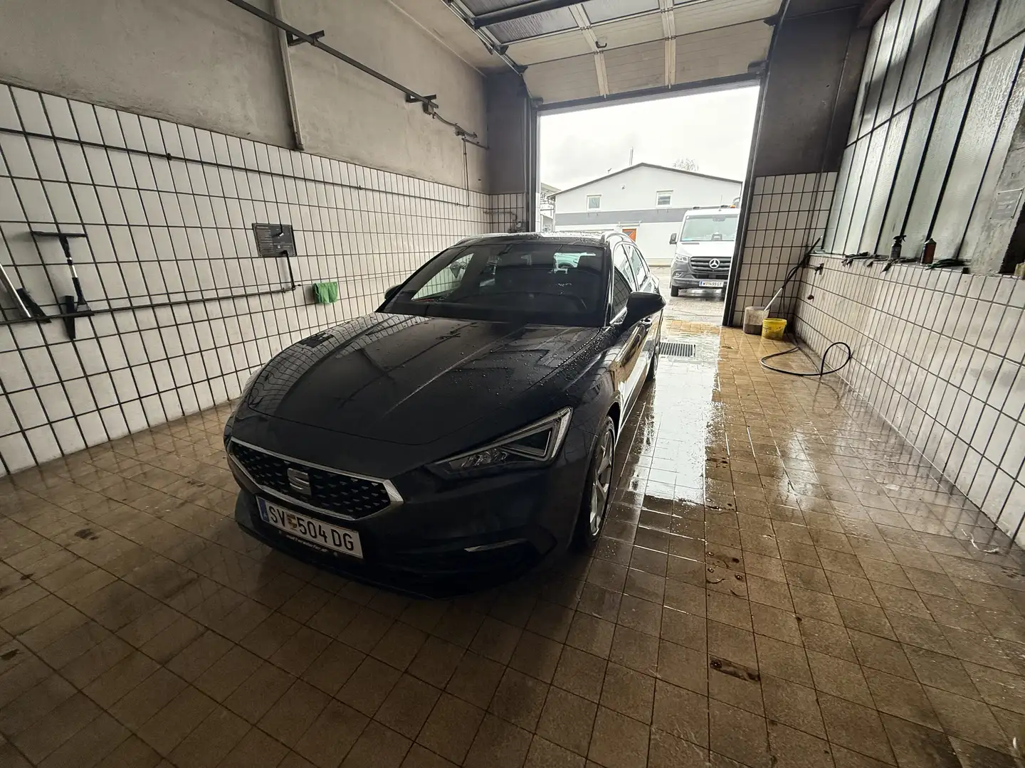 SEAT Leon e-Hybrid Xcellence Grau - 1