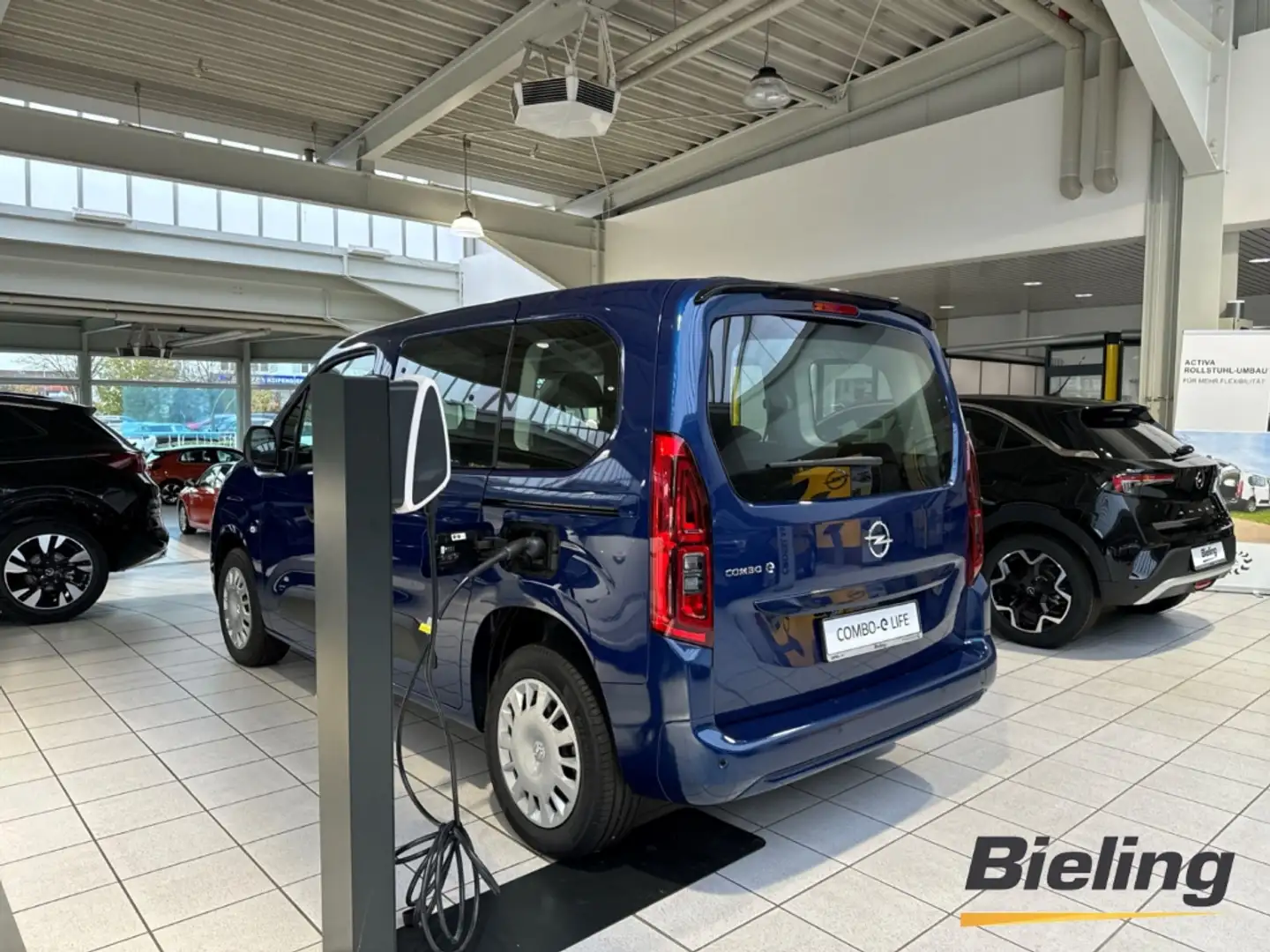 Opel Combo-e Life Edition Elektromotor 100 kW (13 Modrá - 2