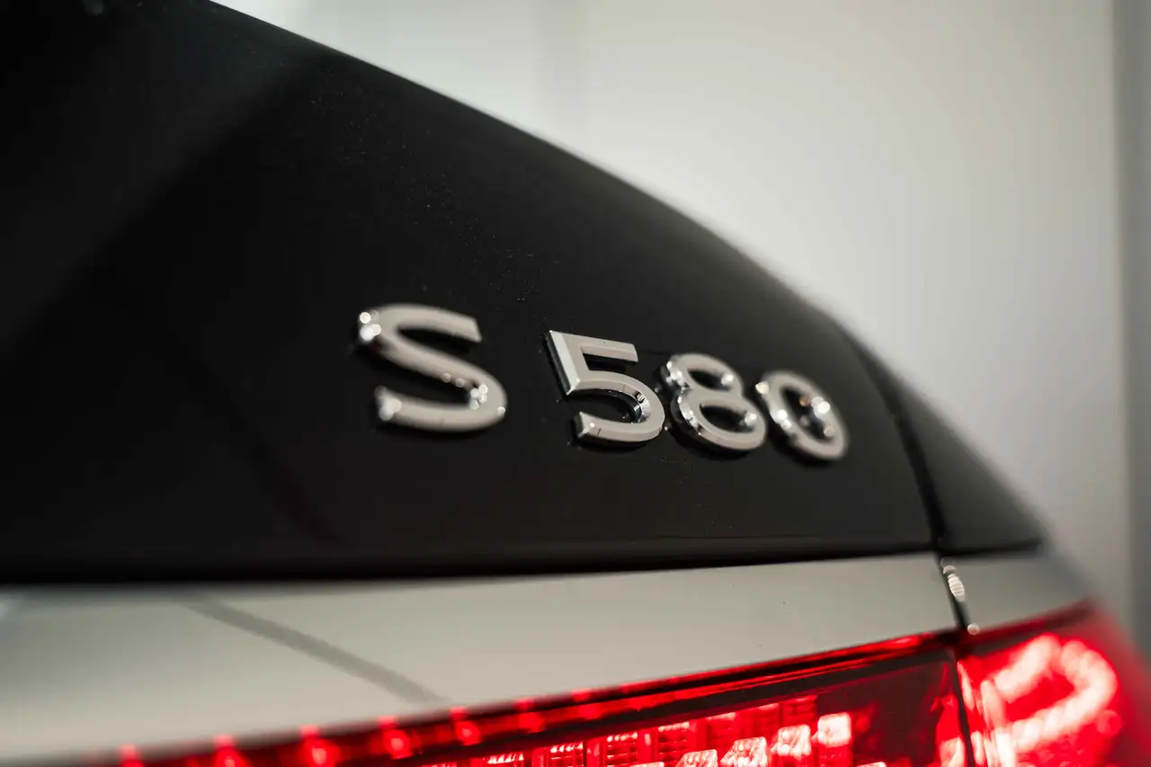 Mercedes-Benz S-Class снимка Mercedes-Benz S-Class
