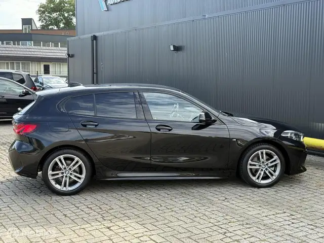 BMW 1 Series view 9