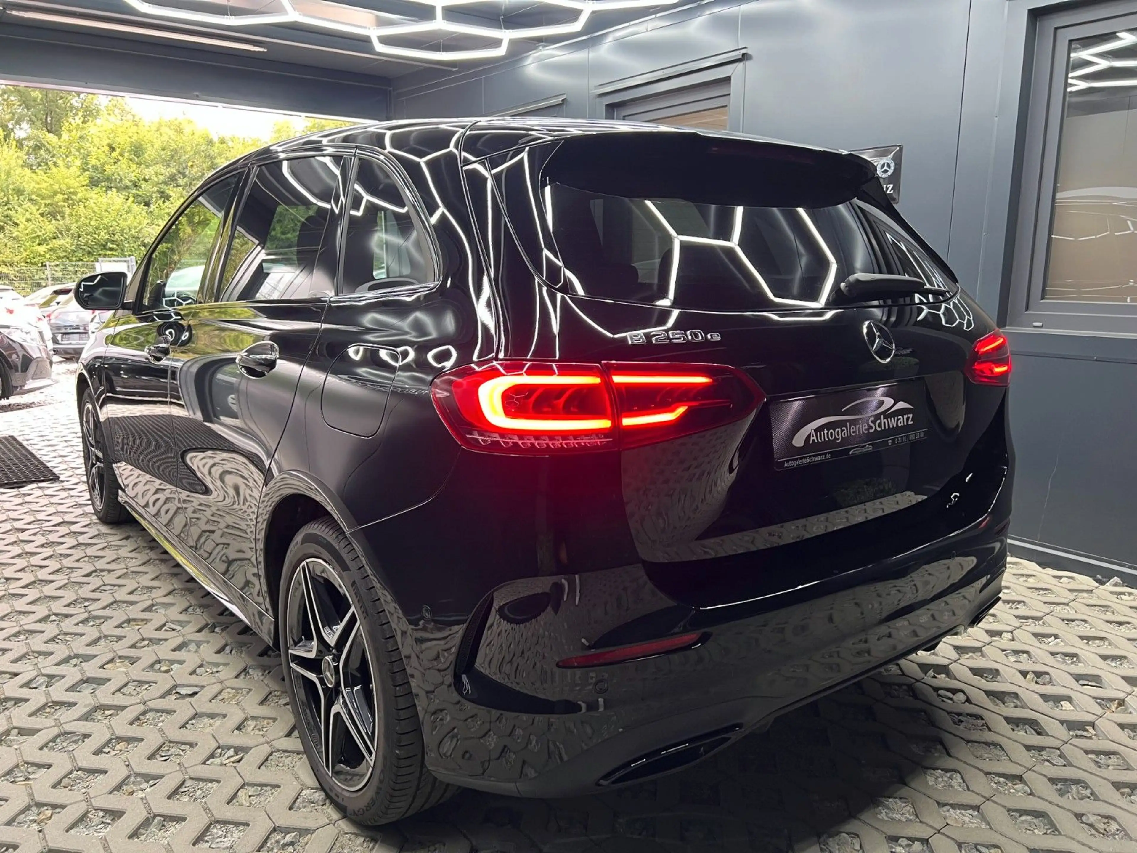 Mercedes-Benz B 250 e 8G AMG NIGHT LED NAV+DAB AMB MEMO KAM AHK — photo 10