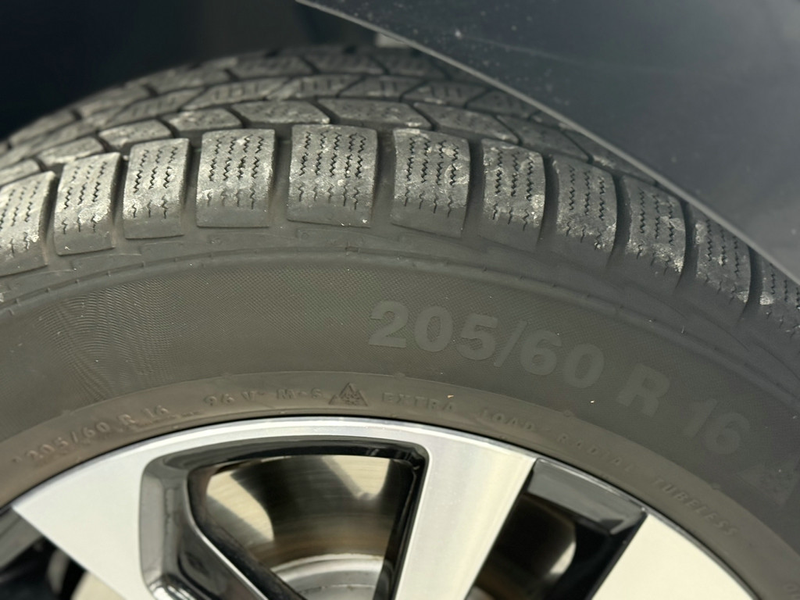 Volkswagen Touran 2.0 TDI United, 7-Sitzer, Navi, Pano, AHK — photo 4