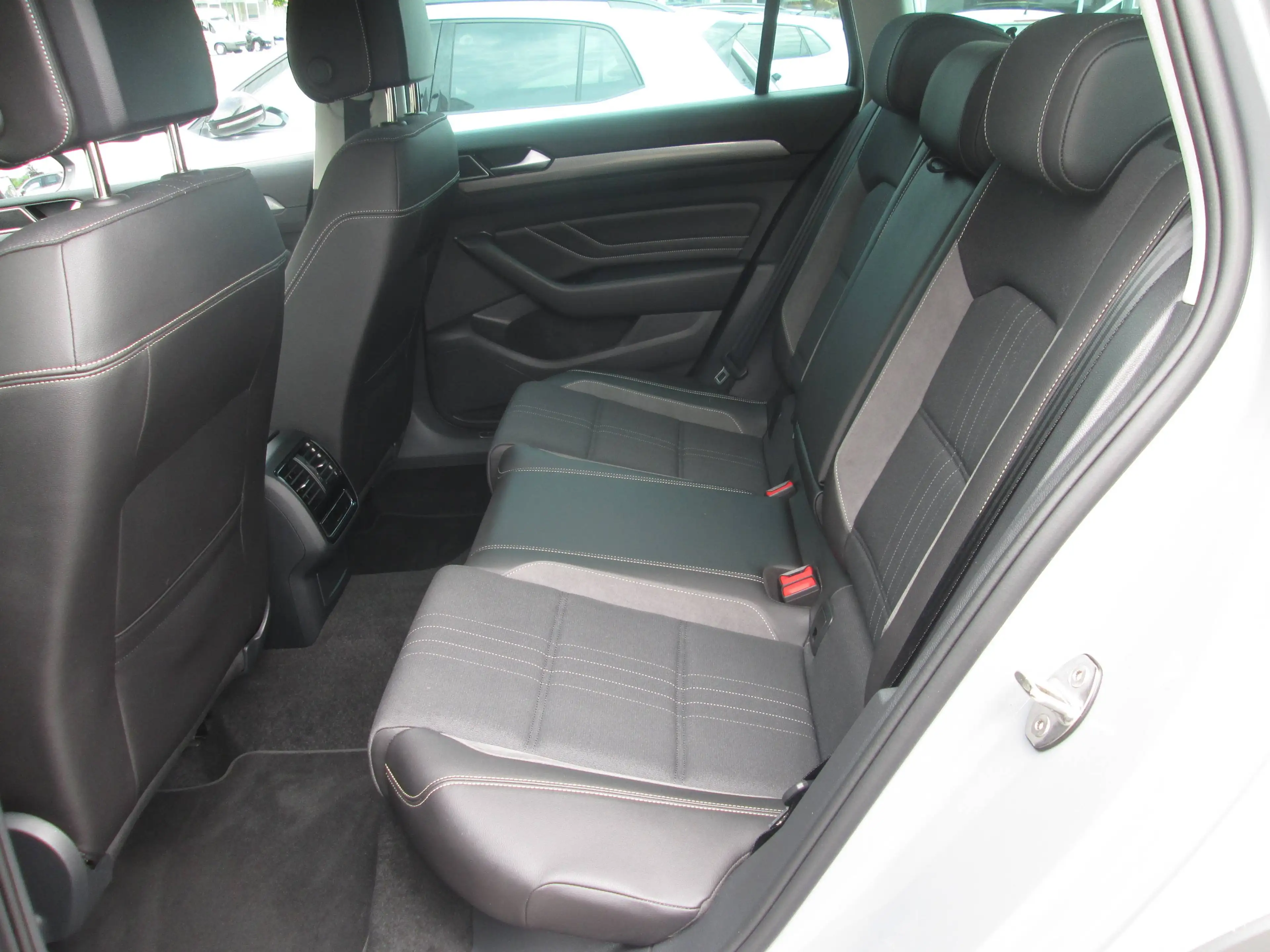 Volkswagen Passat Alltrack Alltrack 4Motion 2.0 TDI DSG AHK LED ACC REAR VIEW — photo 5
