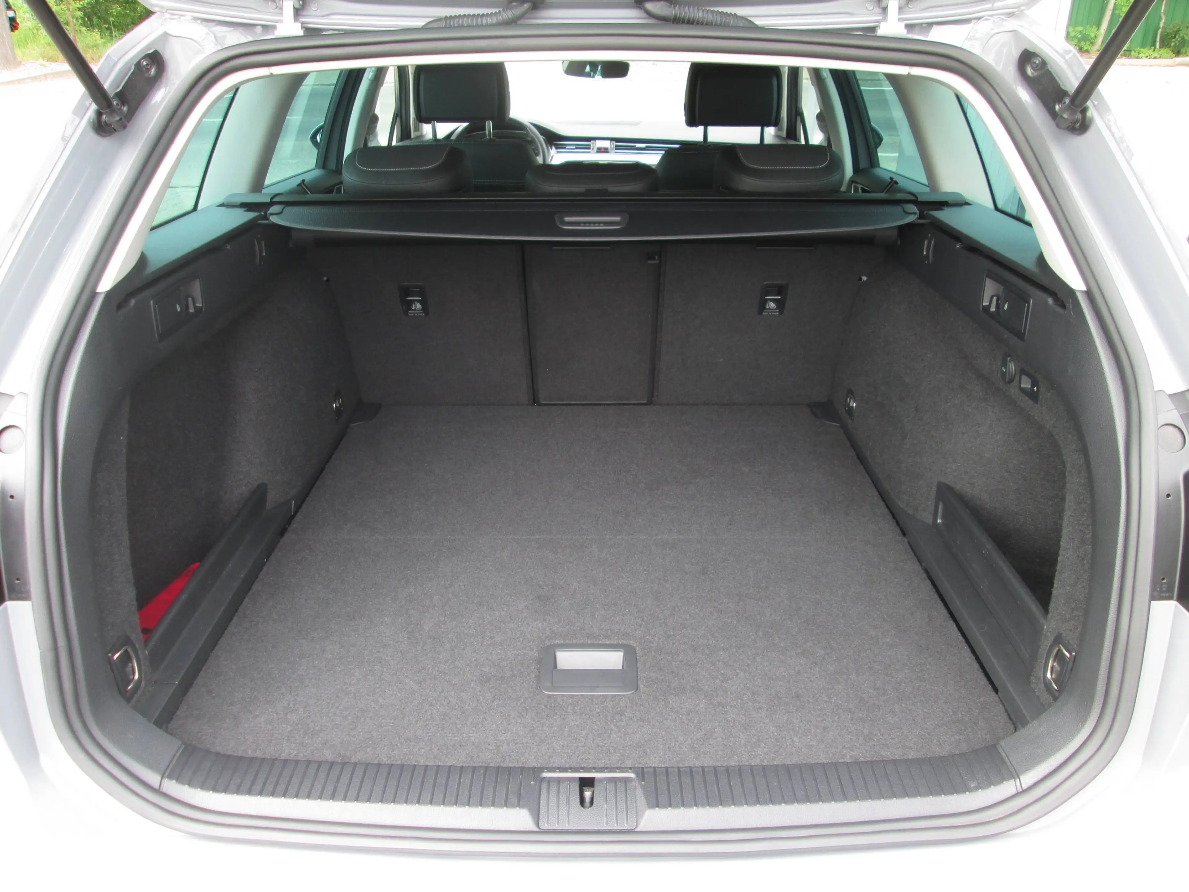 Volkswagen Passat Alltrack Alltrack 4Motion 2.0 TDI DSG AHK LED ACC REAR VIEW — photo 11