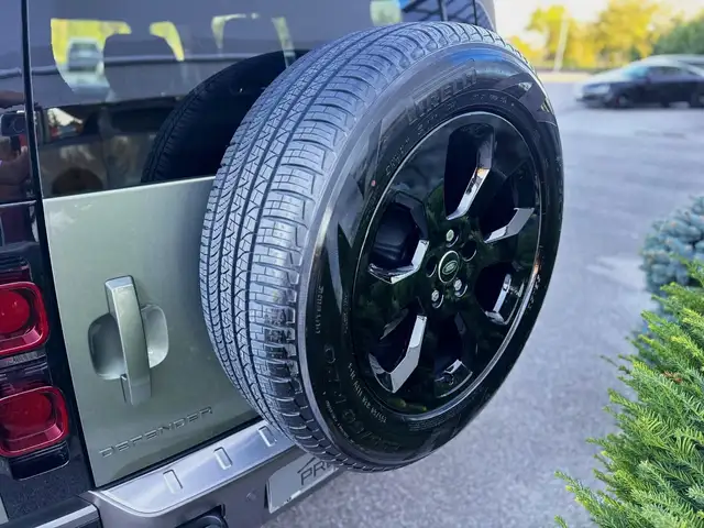 Land Rover Defender view 24