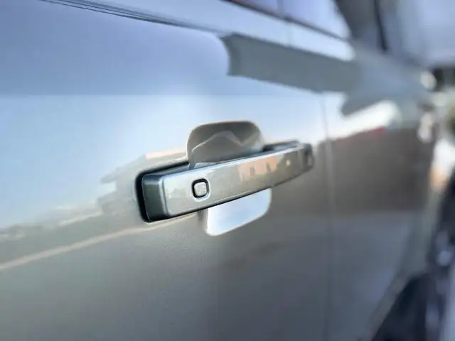 Land Rover Defender view 23