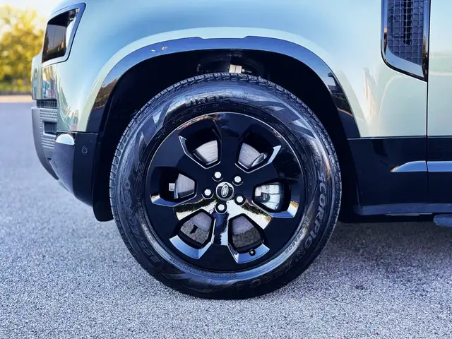 Land Rover Defender view 18