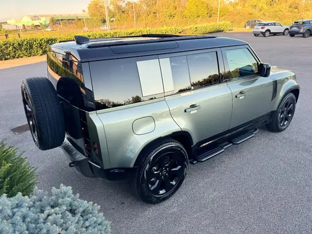 Land Rover Defender view 4