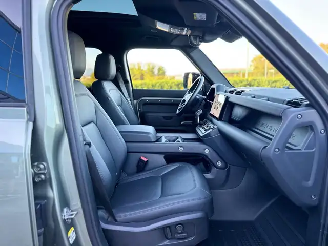 Land Rover Defender view 12