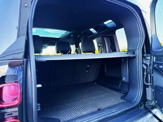 Land Rover Defender view 25