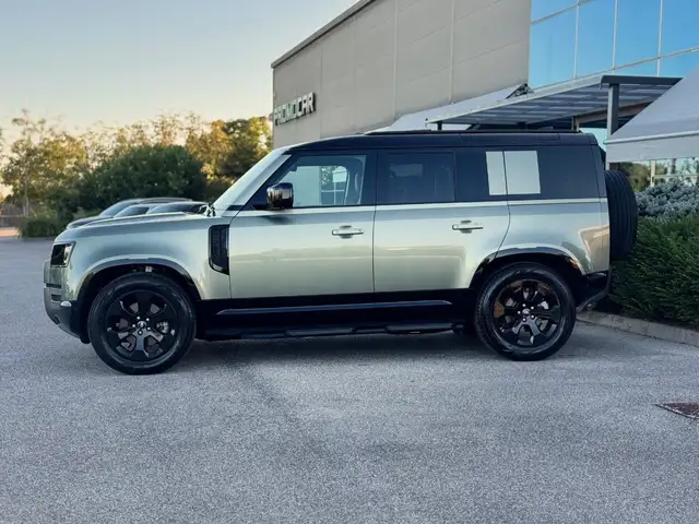 Land Rover Defender view 17
