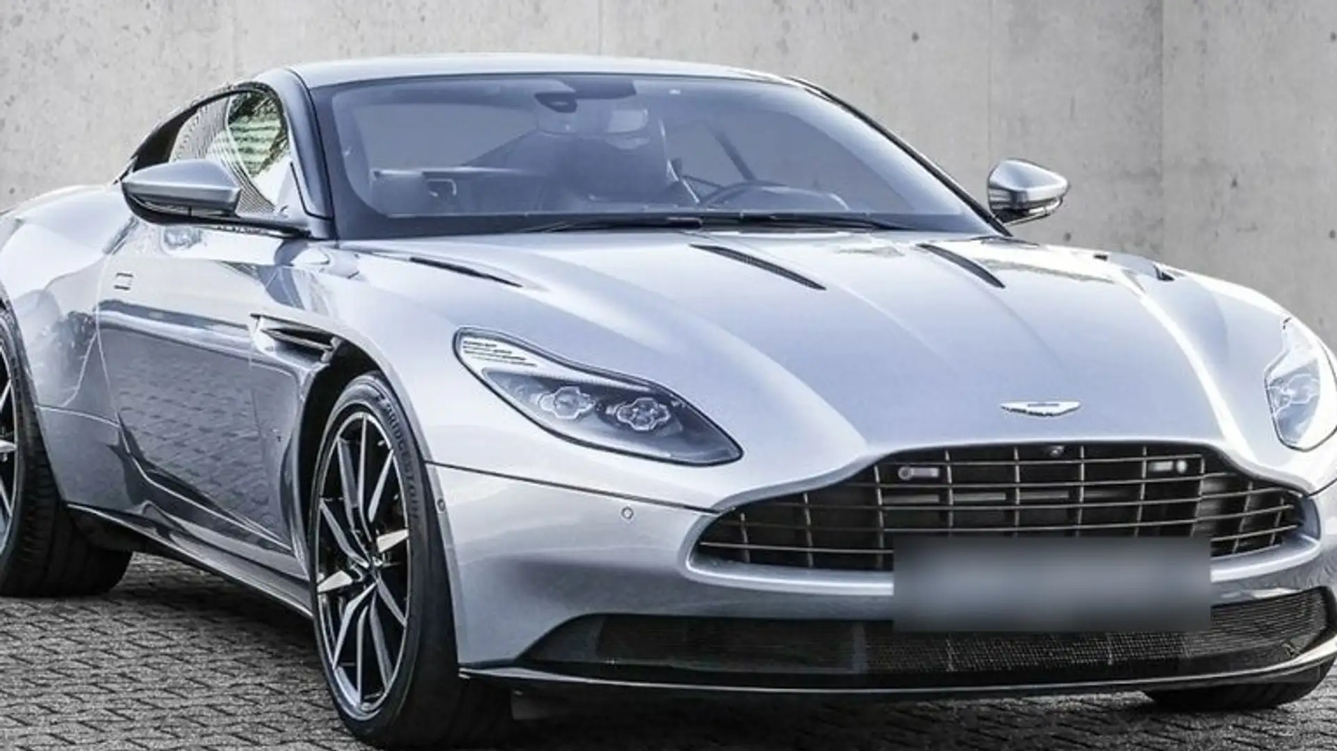 Aston Martin DB11 5.2 608 Stříbrná - 2