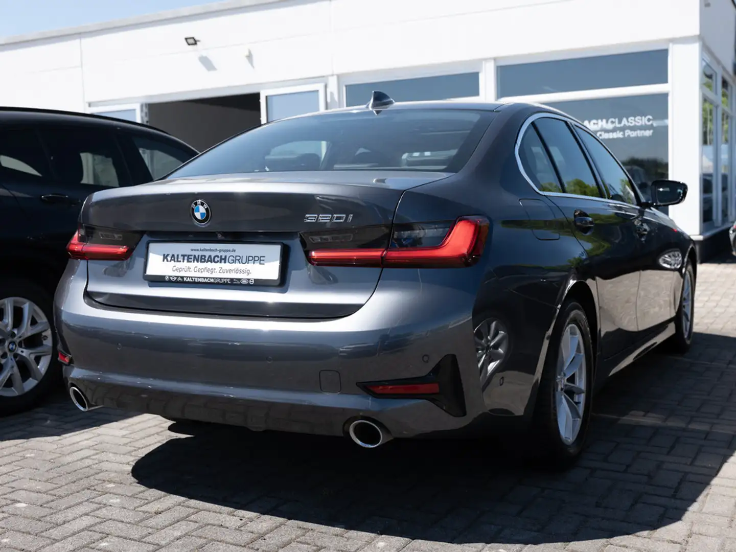 BMW 320 i Luxury Line AHK LED ACC NAVI HGSD KAMERA Grigio - 2