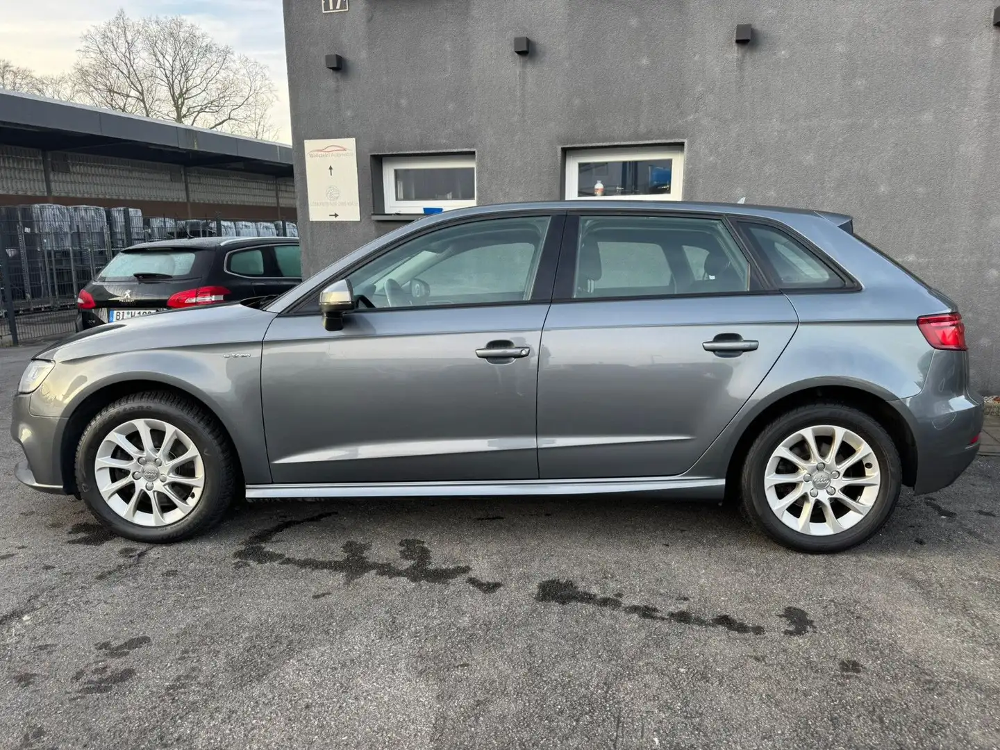 Audi A3 Sportback e-tron SPORT LED Navi 8 fach Grau - 2