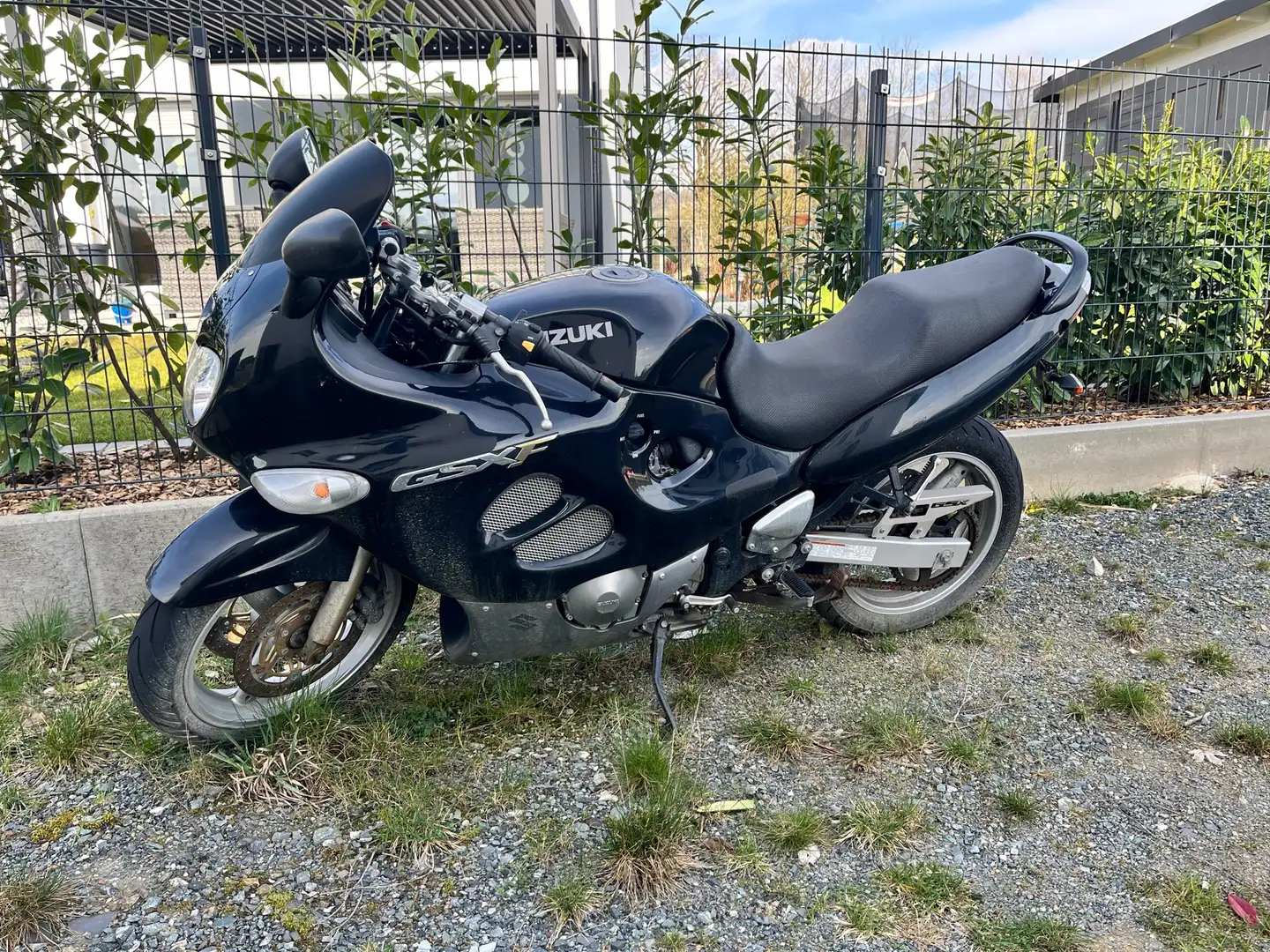 Suzuki GSX 600 crna - 1