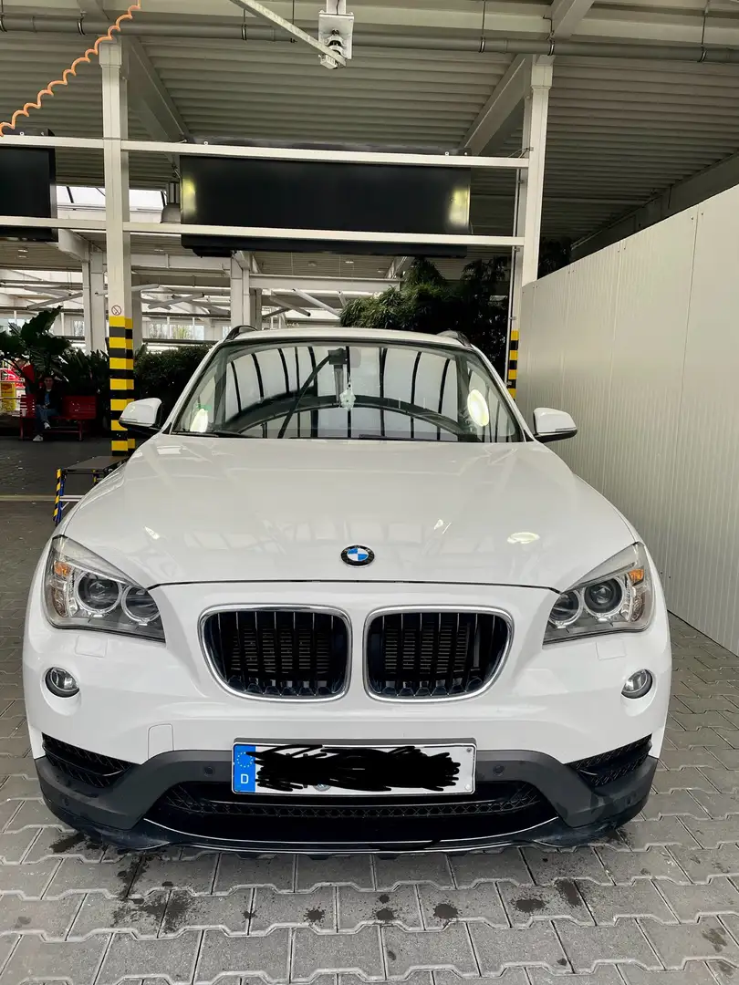 BMW X1 18 d sDrive Weiß - 1