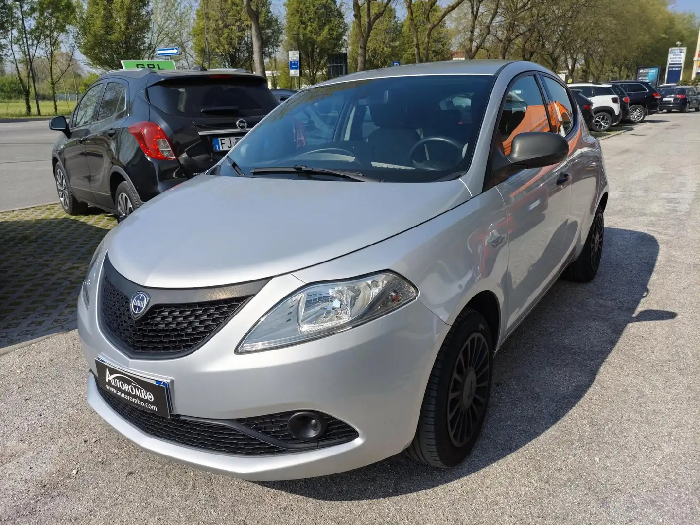 Lancia Ypsilon 1.2 69 CV 5 porte GPL Ecochic Elefantino Blu - 1