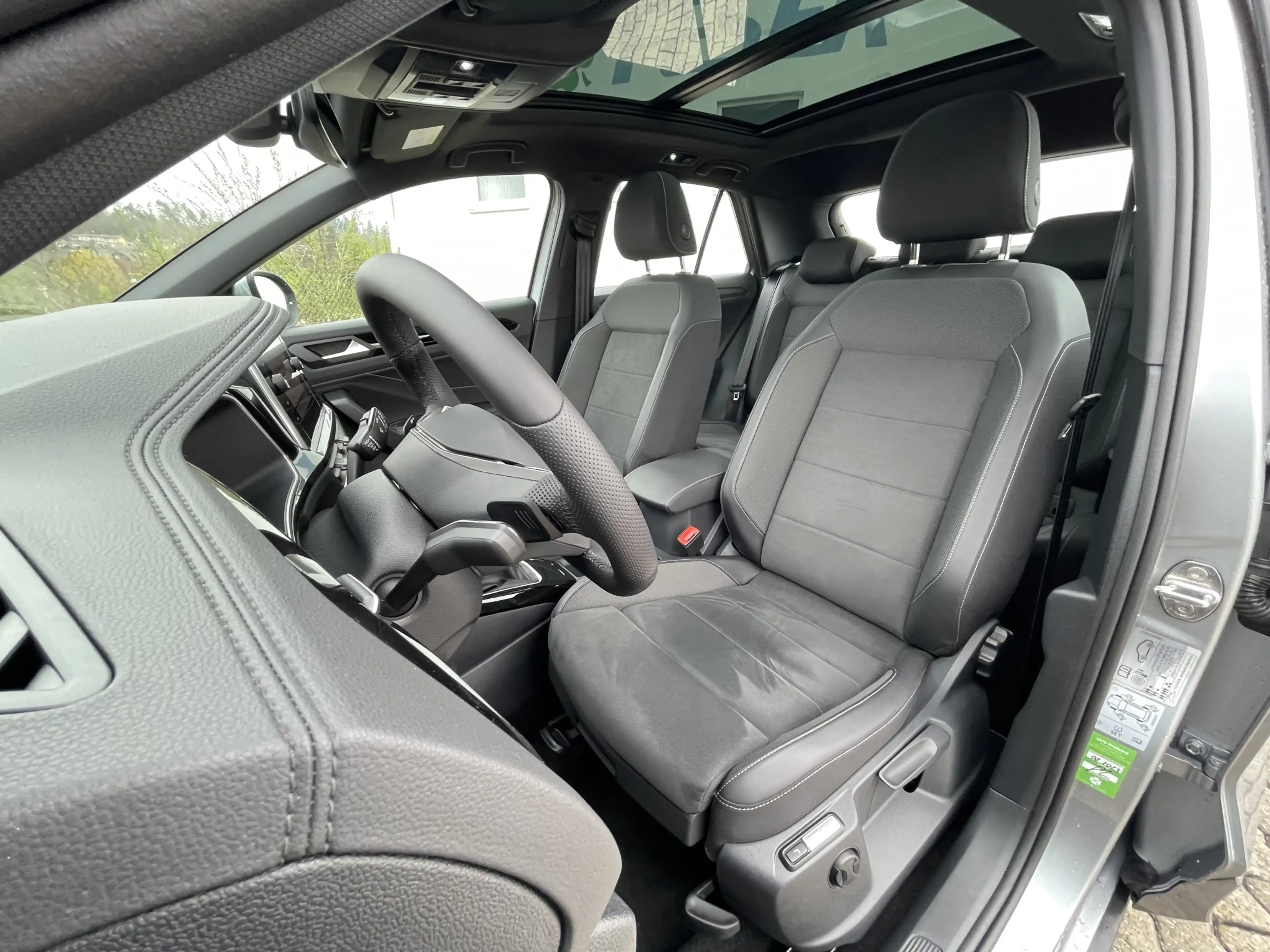 Volkswagen T-Roc R-Line 1.5 TSI DSG ACC PANO KAM NAV — photo 11