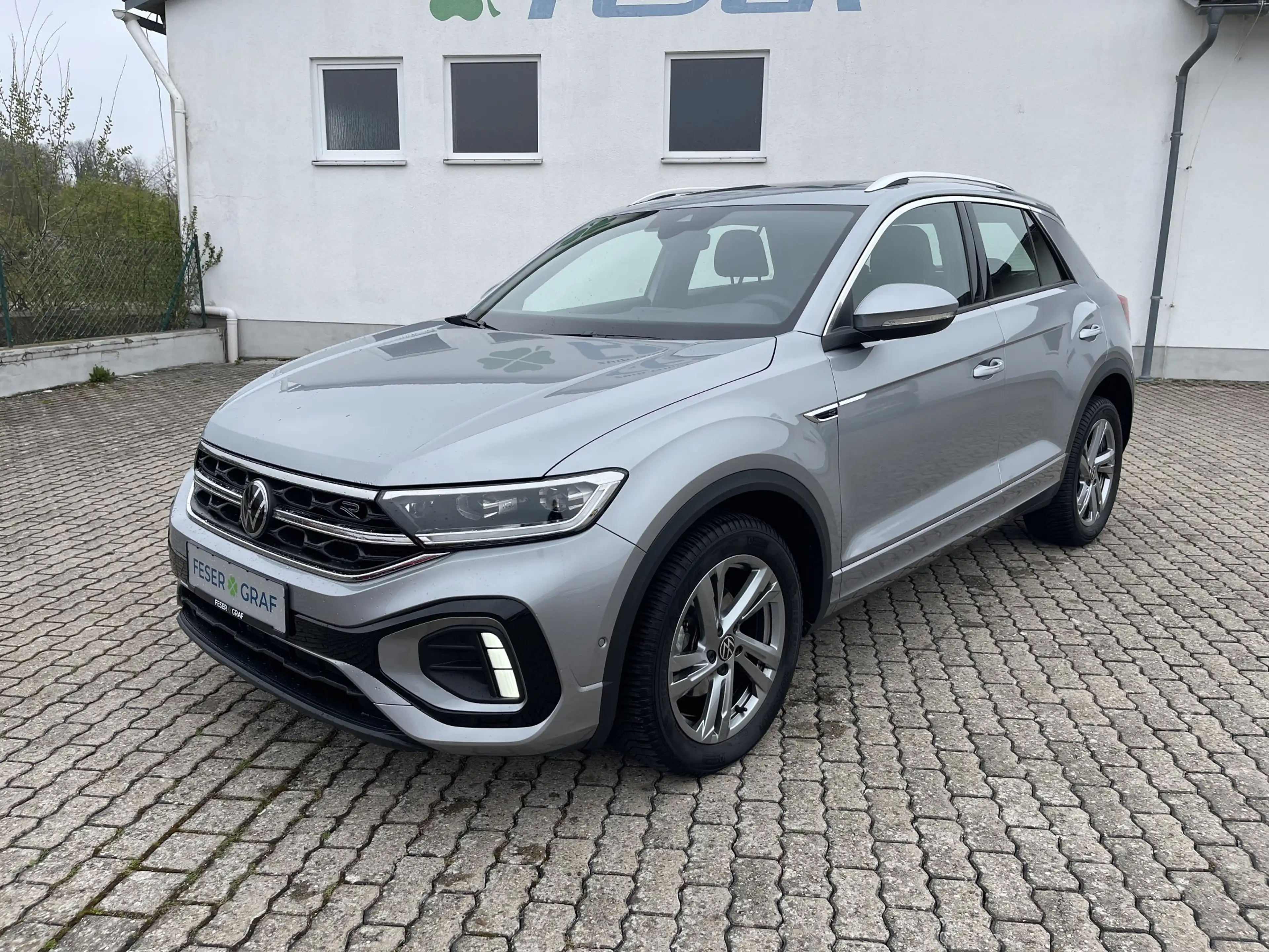 Volkswagen T-Roc R-Line 1.5 TSI DSG ACC PANO KAM NAV — photo 2