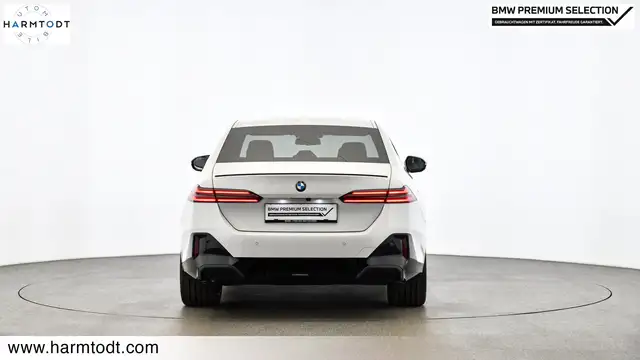 BMW 5 Series view 4