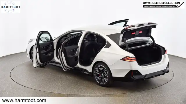 BMW 5 Series view 8