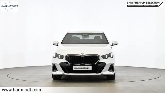 BMW 5 Series view 6