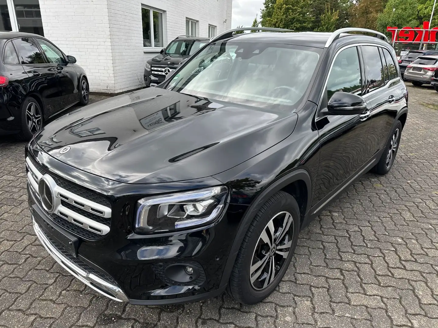 Mercedes-Benz GLB 200 d DCT Progressive KeyGo Distro LED AHK Noir - 1