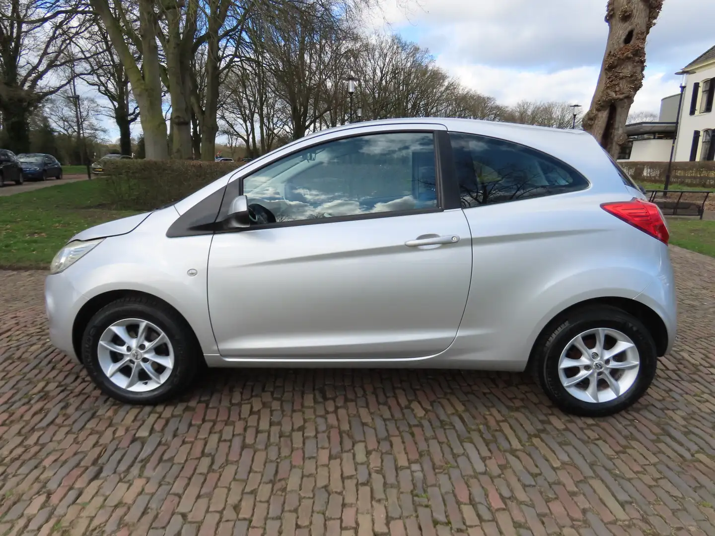 Ford Ka/Ka+ 1.2 Cool&Sound *** 74813 KM !! N.A.P*** NL Auto ** Gris - 2