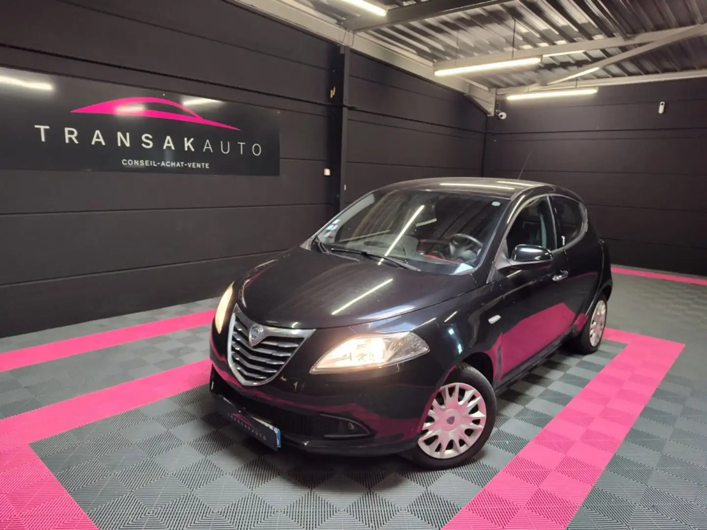 Lancia Ypsilon 1.2 8v 69 ch StopStart Black Red Noir - 1
