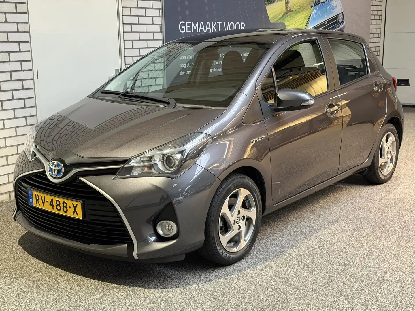 Toyota Yaris 1.5 Hybrid Trend automaat Gris - 2