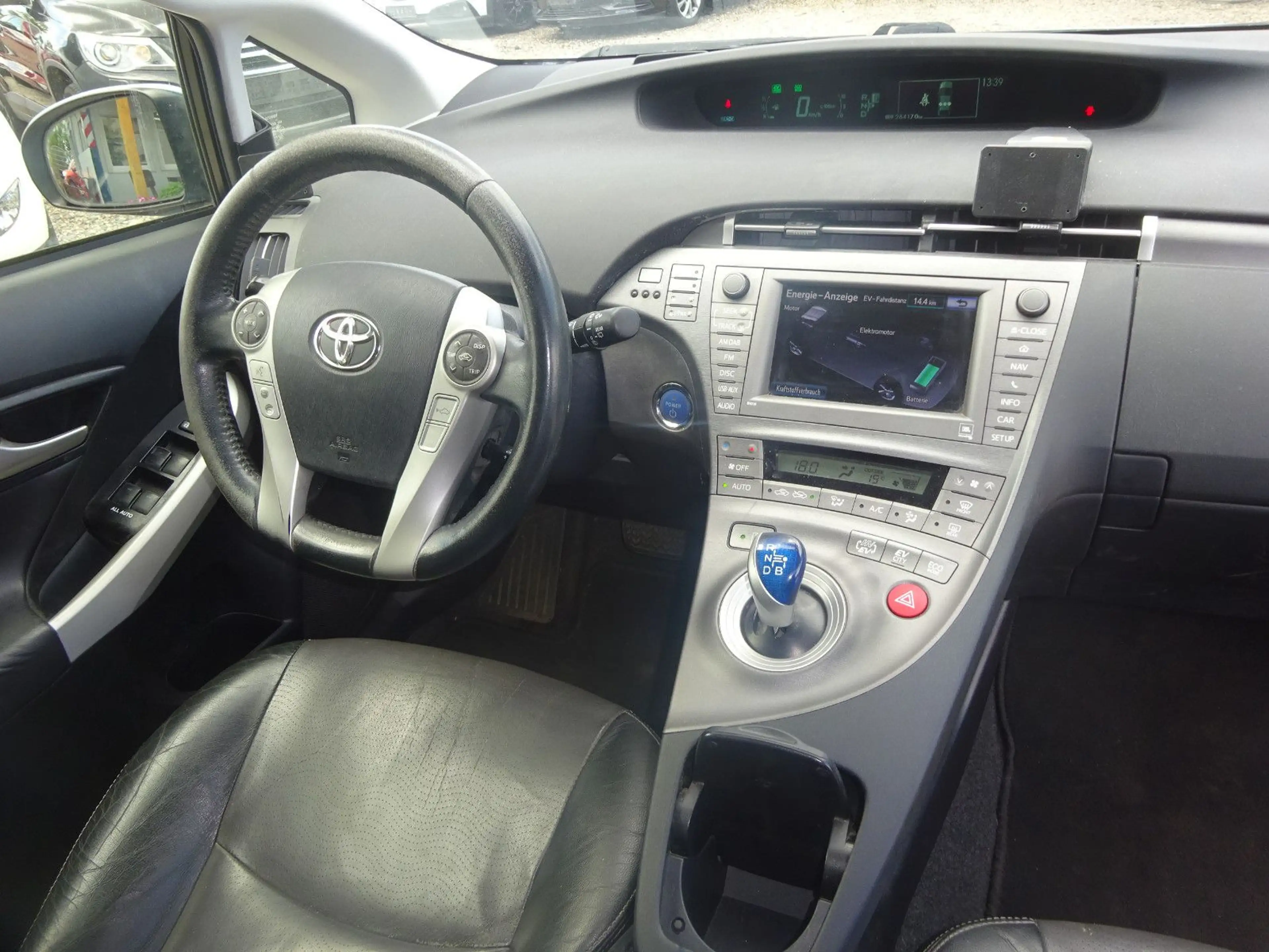 Toyota Prius Plug-in Hybrid TEC-Edition — photo 11