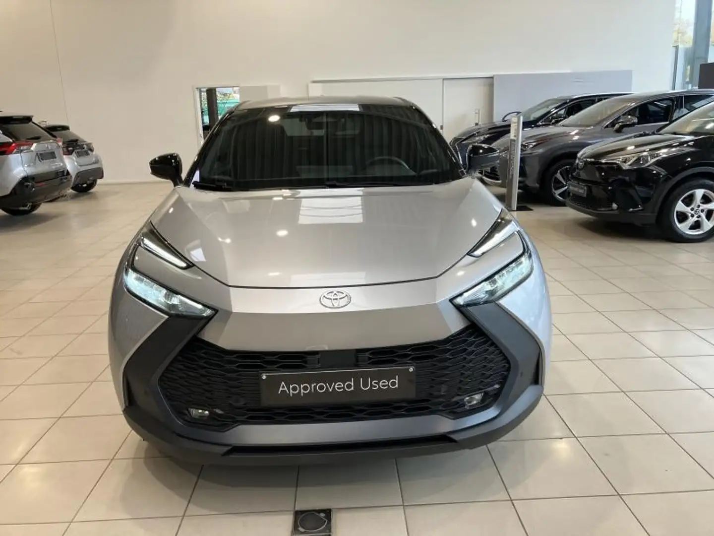 Toyota C-HR 1.8 Hybrid 2WD e-CVT Dynamic Plus Bi-Tone 5d 72kW Gris - 2