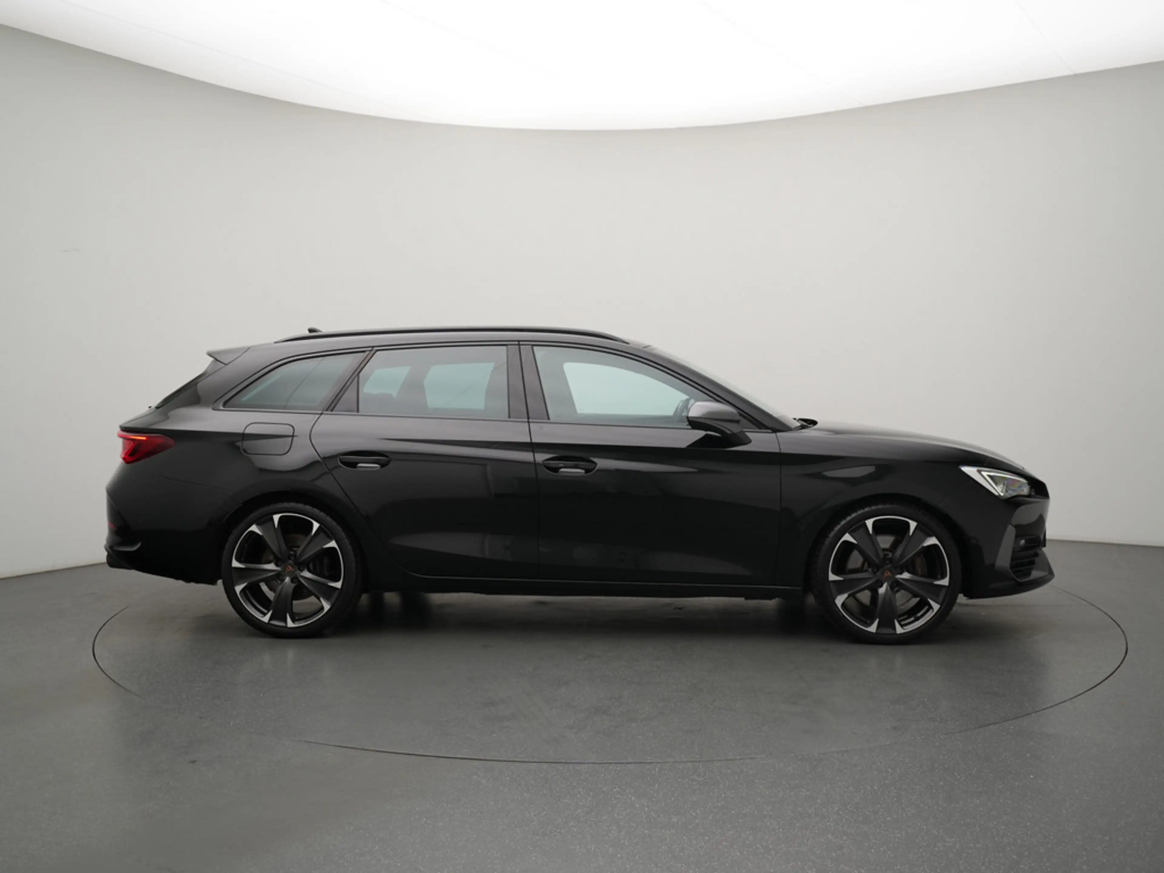 CUPRA Leon ST VZ MATRIX PANO AHK DCC KAM ACC PDC — photo 3
