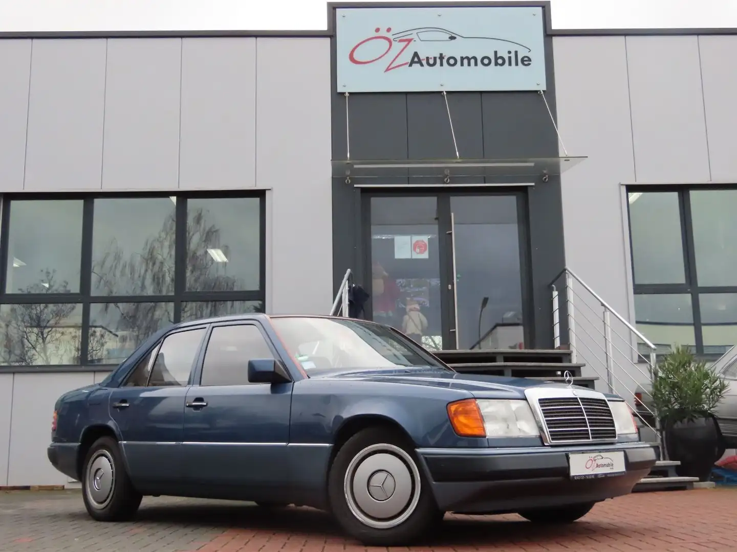 Mercedes-Benz E 200 1Hand H-Kezh. Euro2 Scheckheft ge. Albastru - 1