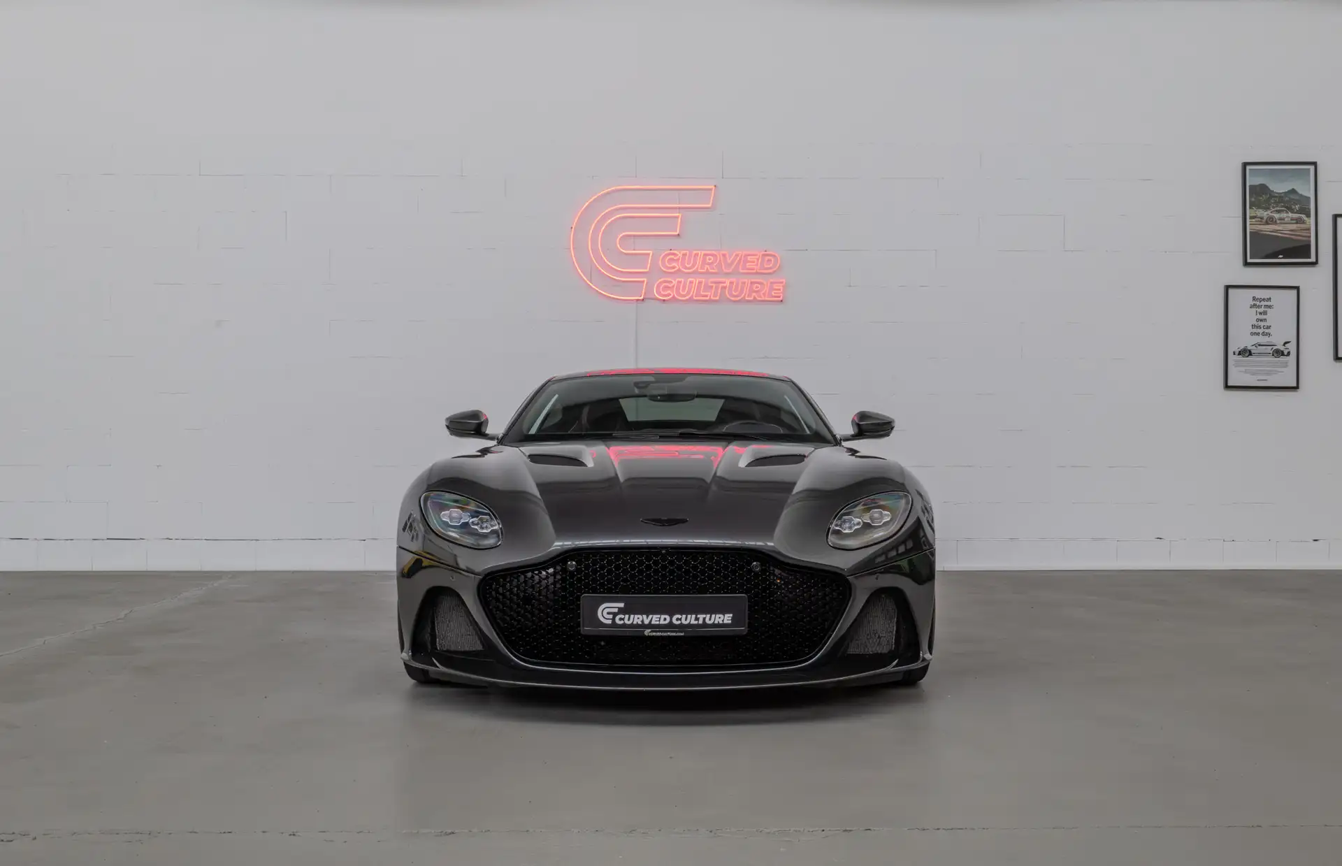애스턴마틴 DBS Coupe 2022 건메탈 사진 5