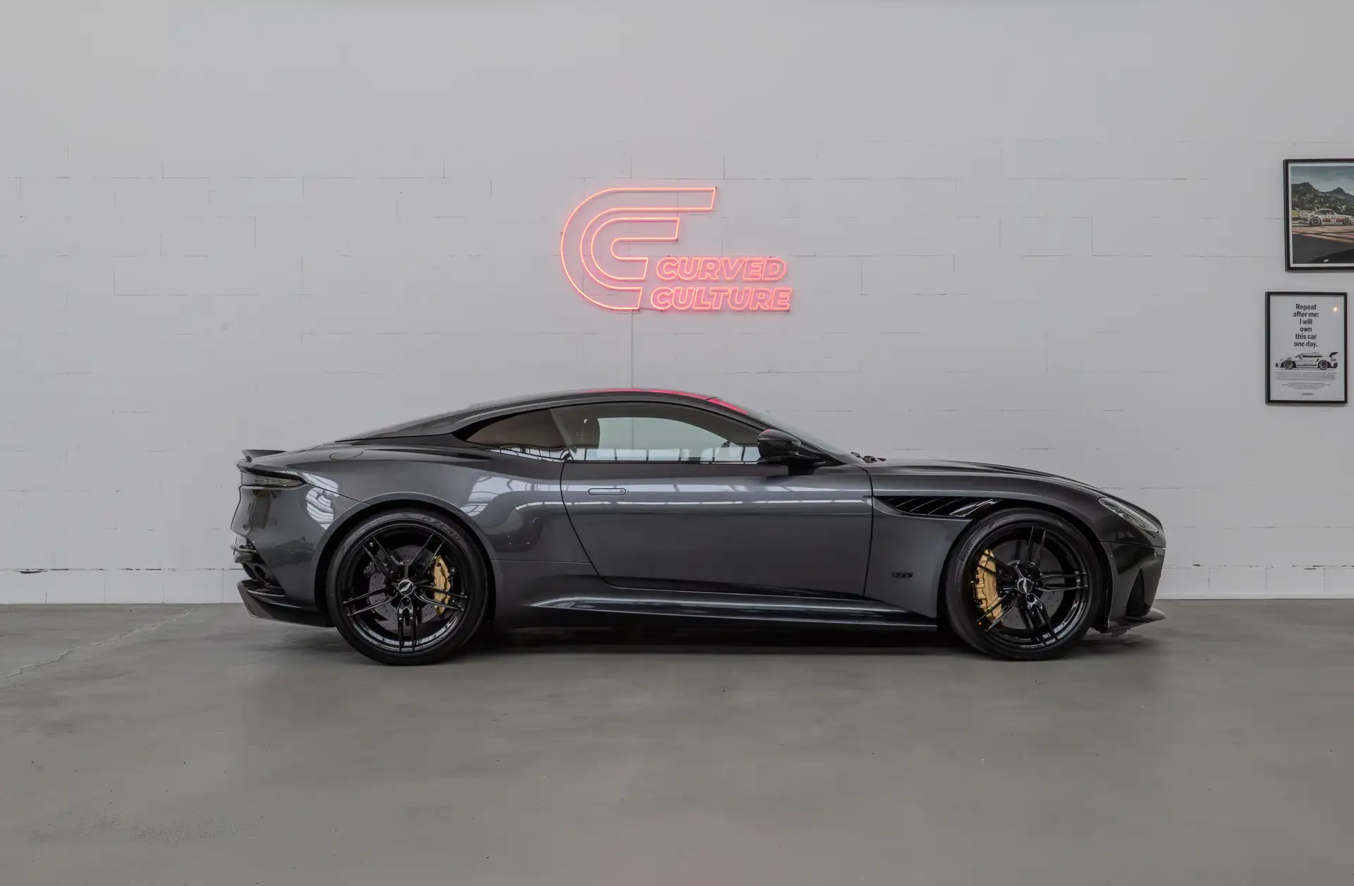 애스턴마틴 DBS Coupe 2022 건메탈 사진 7