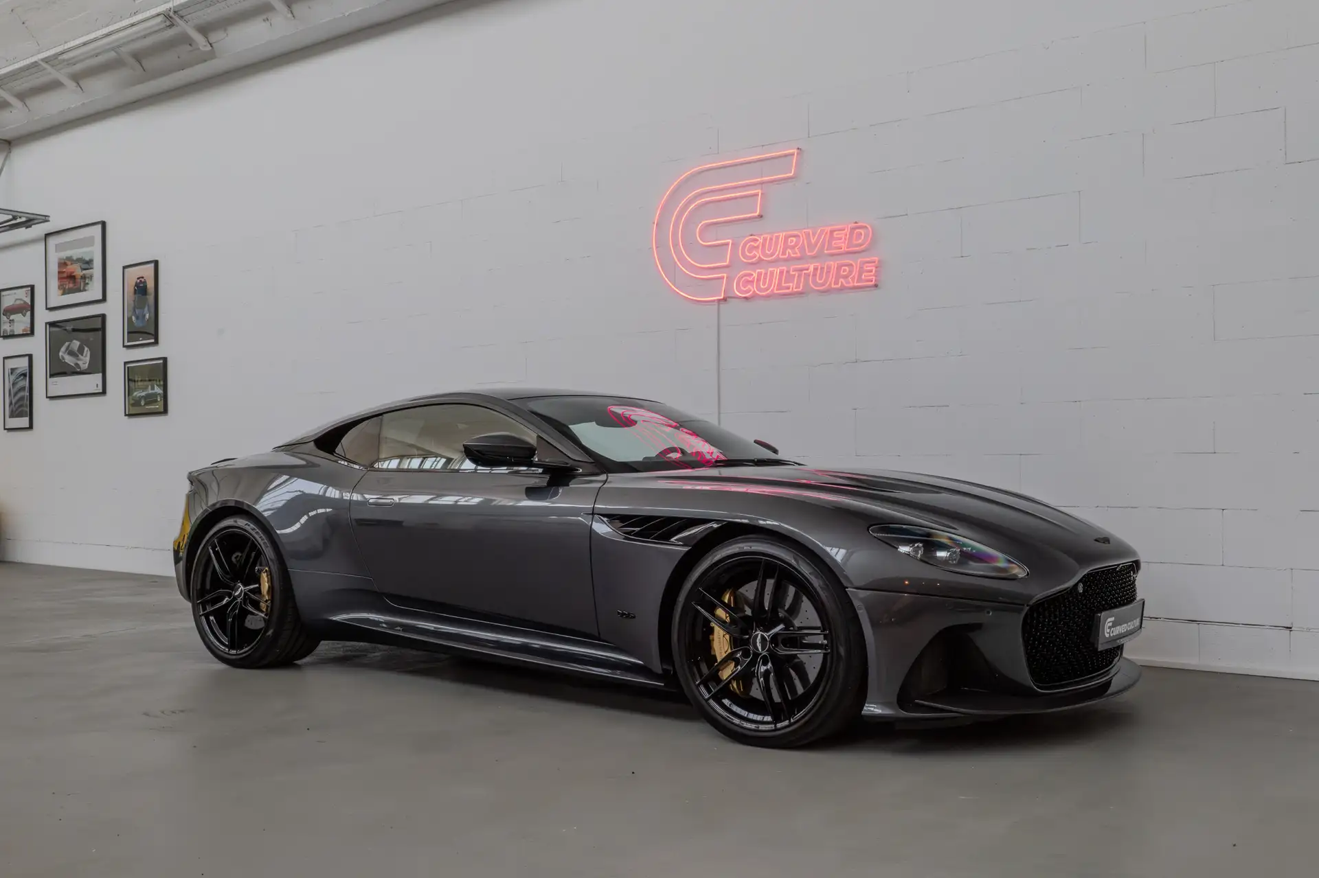 애스턴마틴 DBS Coupe 2022 건메탈 사진 6