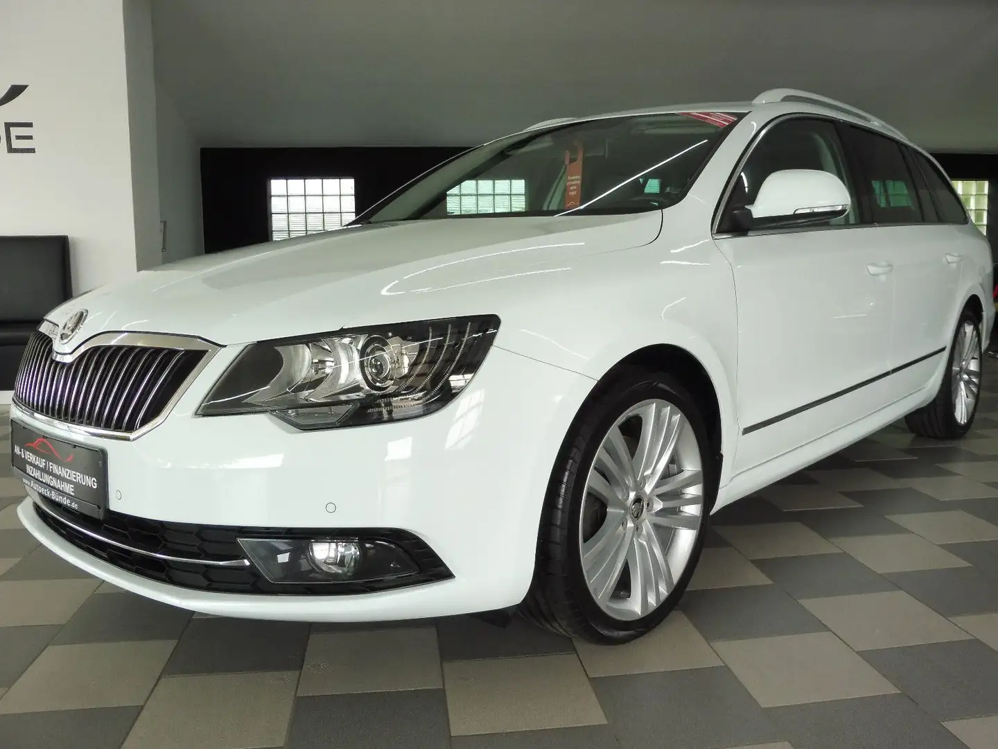 Skoda Superb Combi 1.8 TSI Elegance PANO/XEN/NAV/AHK Weiß - 2