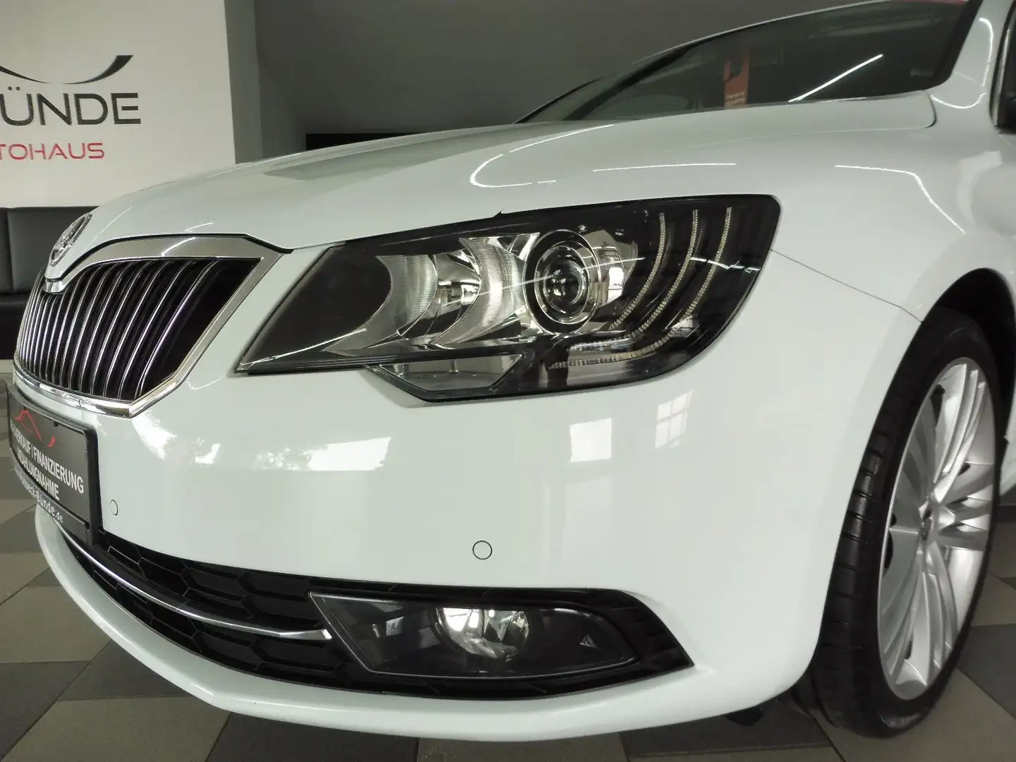 Skoda Superb Combi 1.8 TSI Elegance PANO/XEN/NAV/AHK Weiß - 1