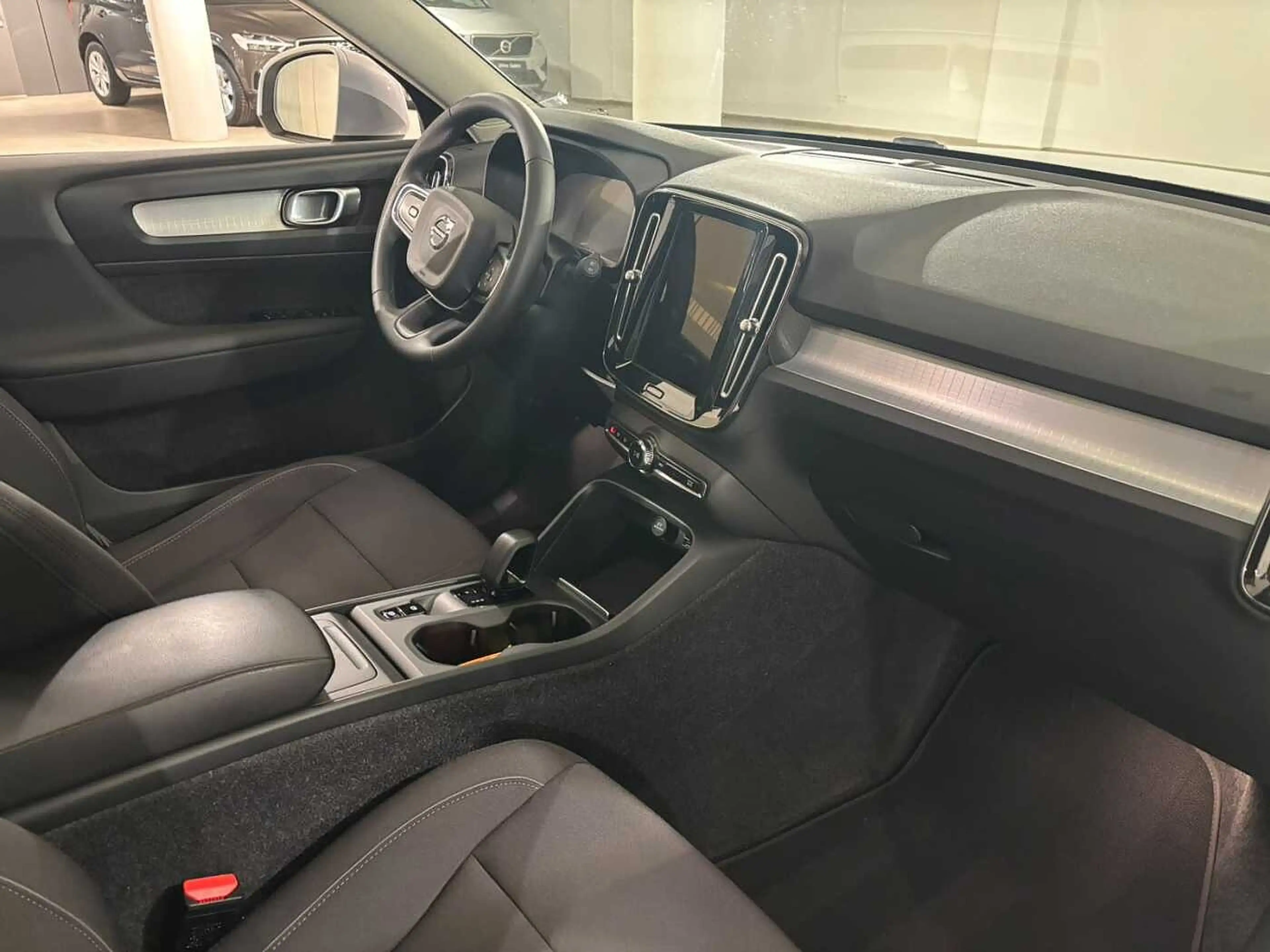 Volvo XC40 Momentum Pro, T2 (automatic) — photo 8