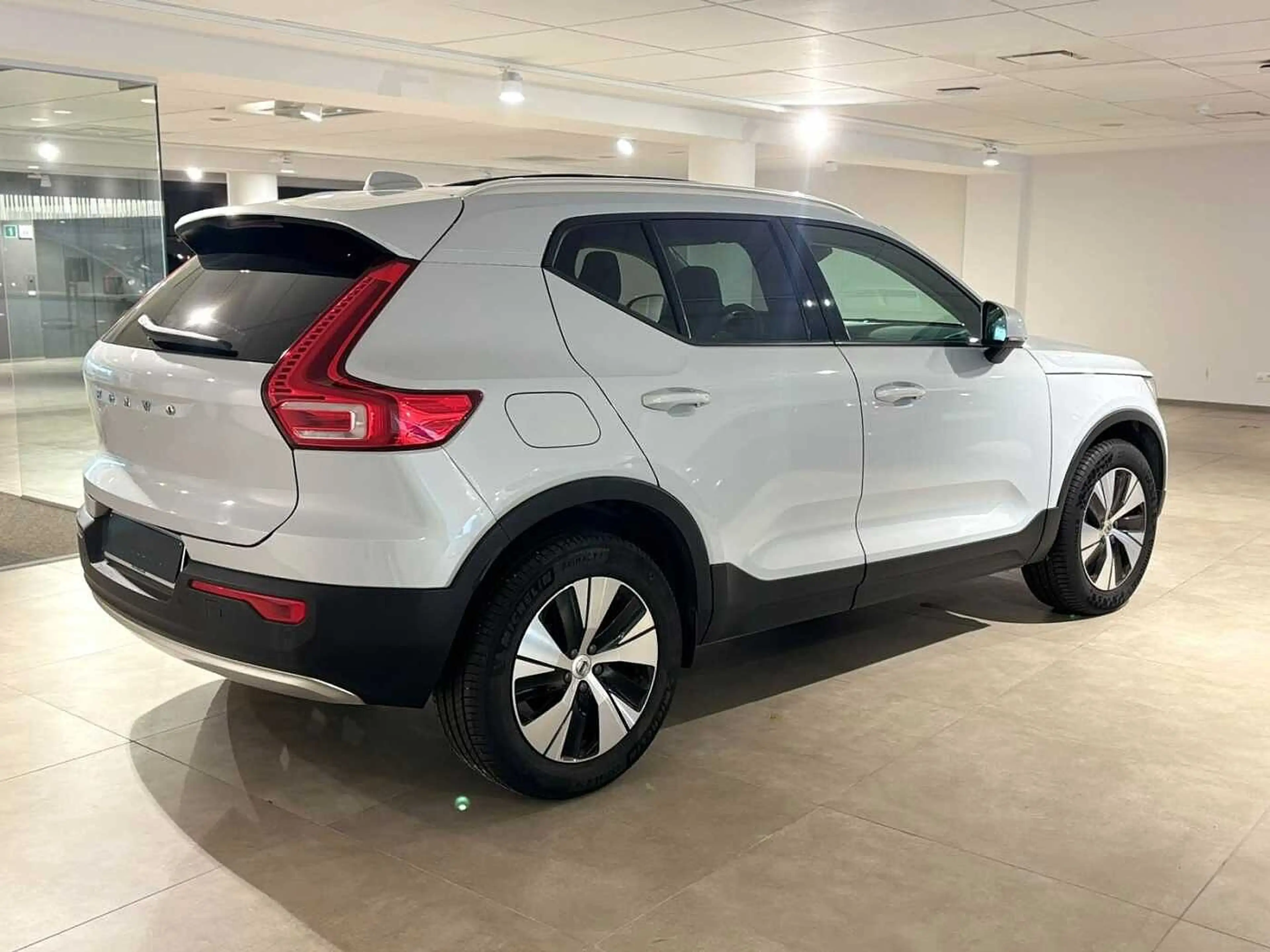 Volvo XC40 Momentum Pro, T2 (automatic) — photo 4