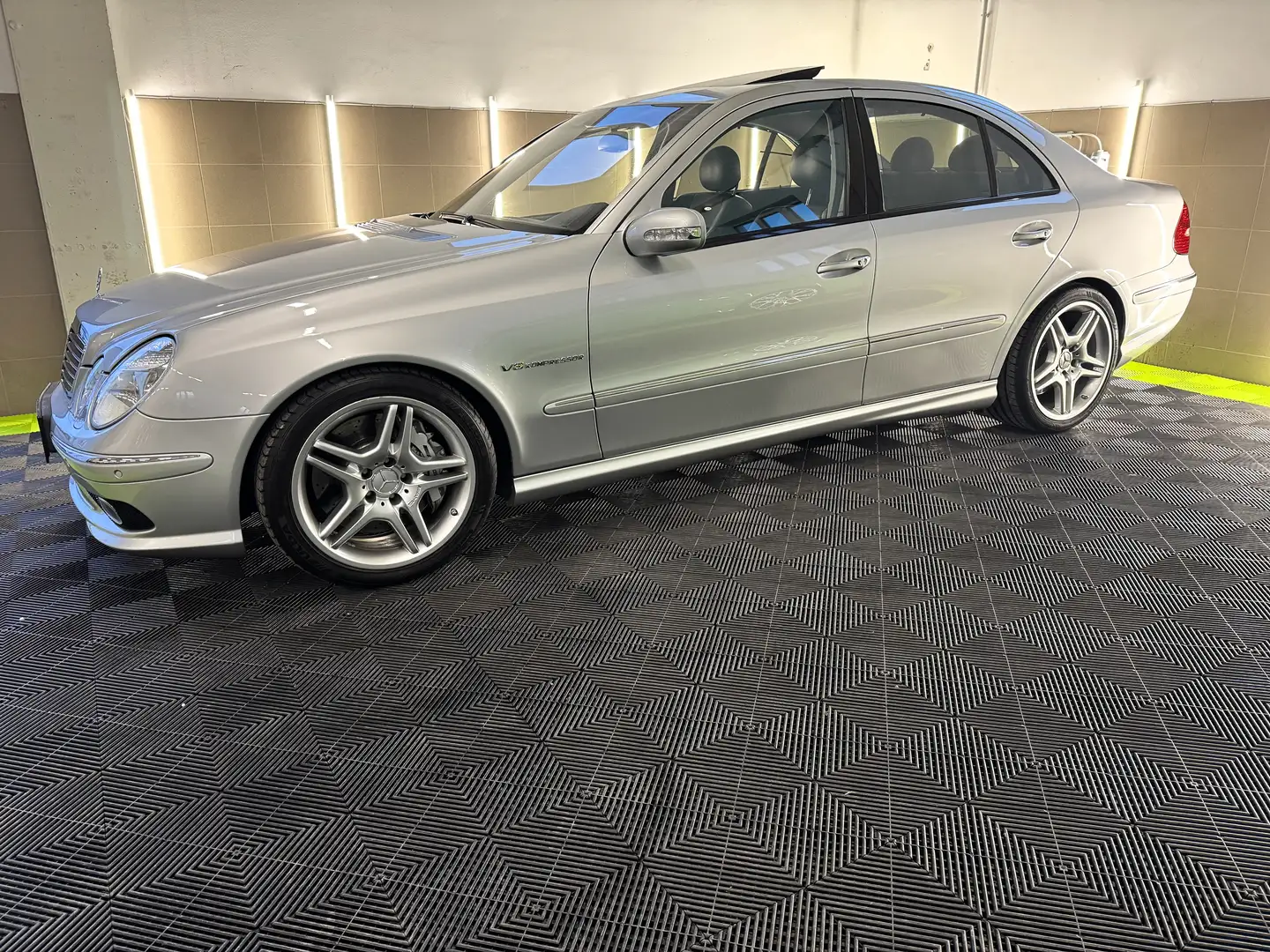 Mercedes-Benz E 55 AMG E 55 AMG Kompressor Schiebedach/Harman&Kardon/VOLL Silber - 2
