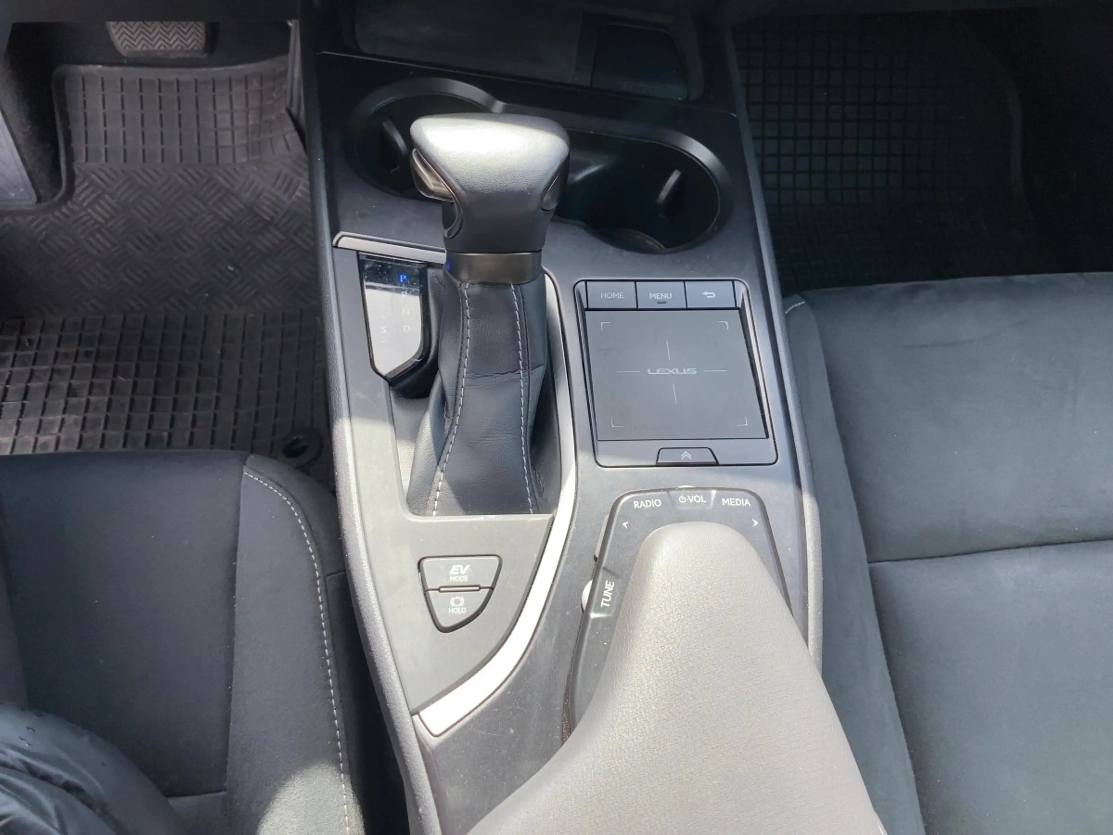 Lexus UX 250h UX 250 h 250h Style Edition — photo 19