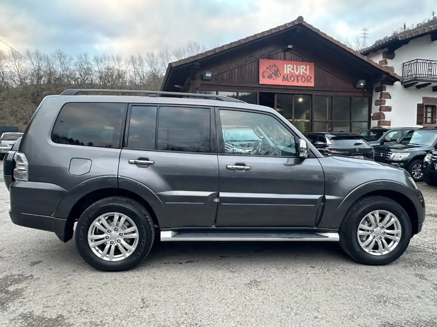 Mitsubishi Montero 3.2 DID Kaiteki Auto Gris - 1