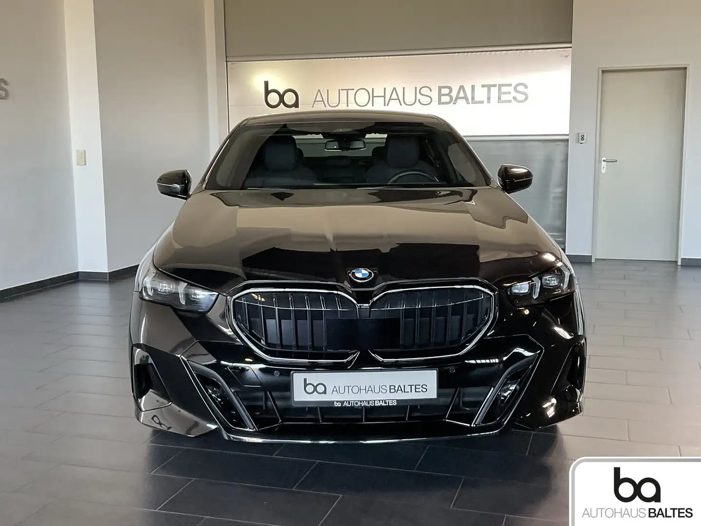 BMW 520 520i M Sport Pro 20"/Pano/Iconic/DrivPl/Park/AHK Schwarz - 2