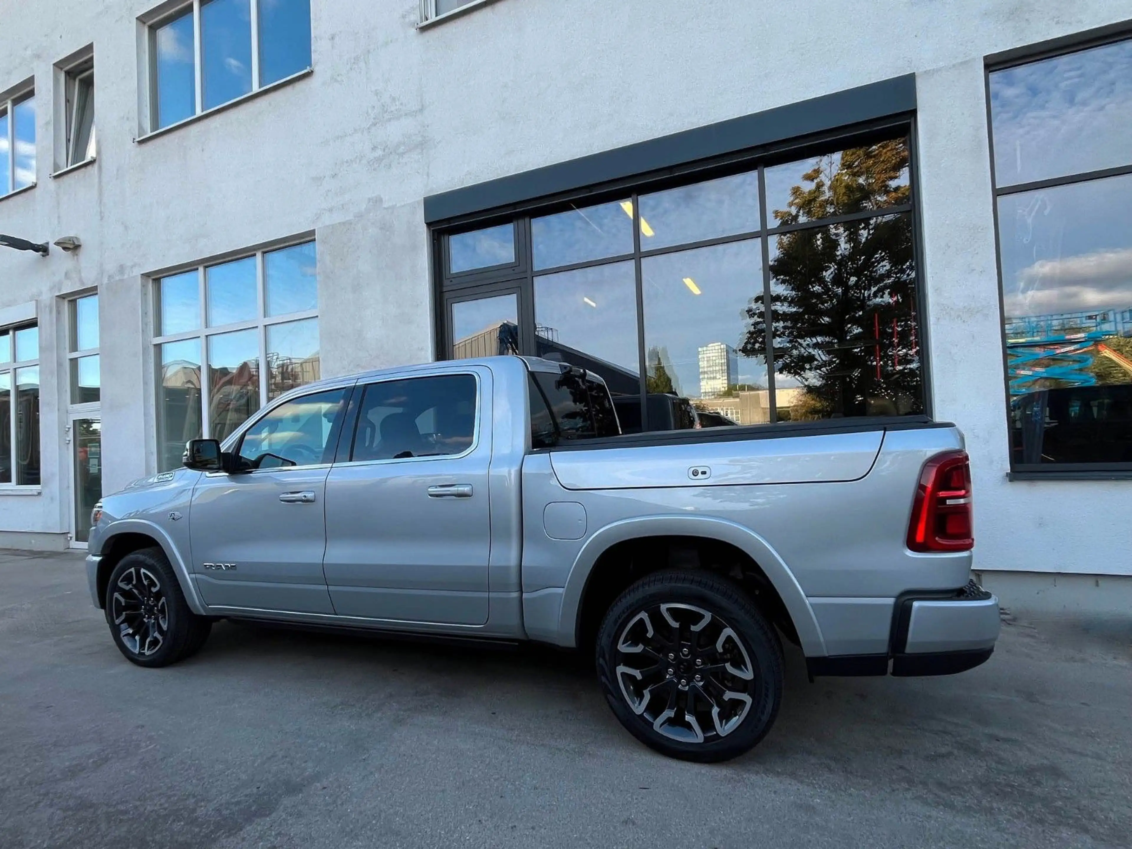Dodge RAM Ram 1500 Crew Cab Longhorn  5.7l V8 MY26 — photo 5